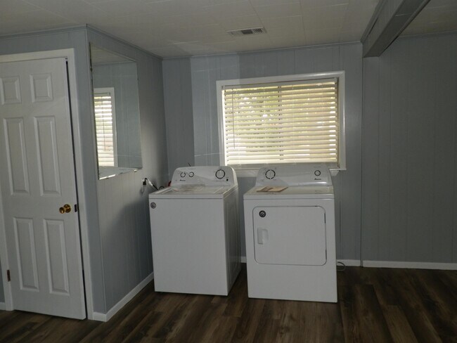 Foto del edificio - 1505 W Main St