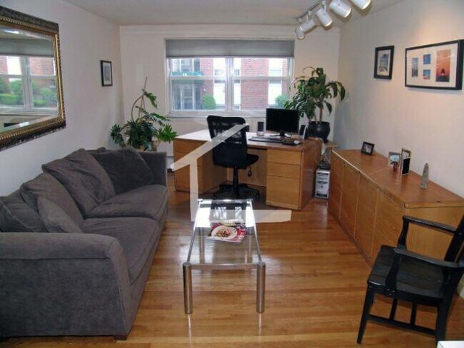 Building Photo - Great 1 bed very close to T