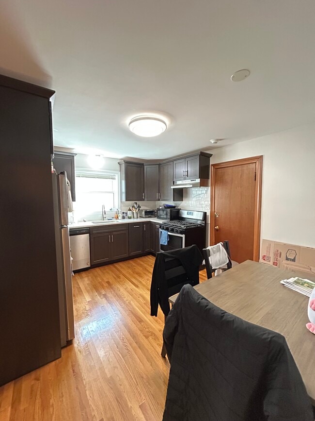 Building Photo - 46 Dimmock St