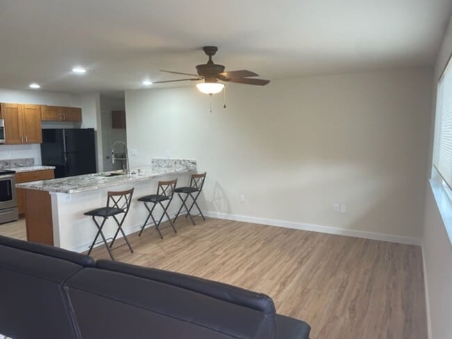 Building Photo - 3 Bedrm, 3 Ba (1 Pet w/Approval)
