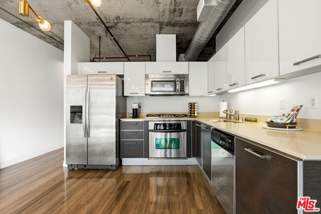 Building Photo - 645 W 9th St