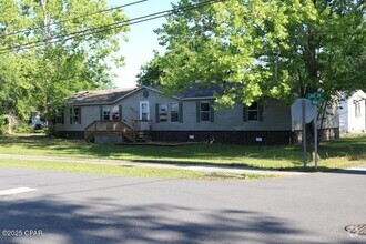 Building Photo - 5011 Lake Dr