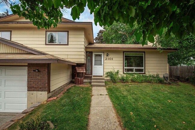 Building Photo - Spacious 3-Bed Home in Hayden Lake with La...