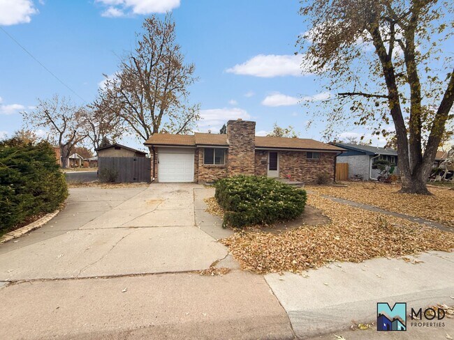 Foto del edificio - $0 DEPOSIT OPTION. CHARMING BRICK RANCH WITH FINISHED BASEMENT ON LARGE CORNER LOT NEAR DOWNTOWN ...