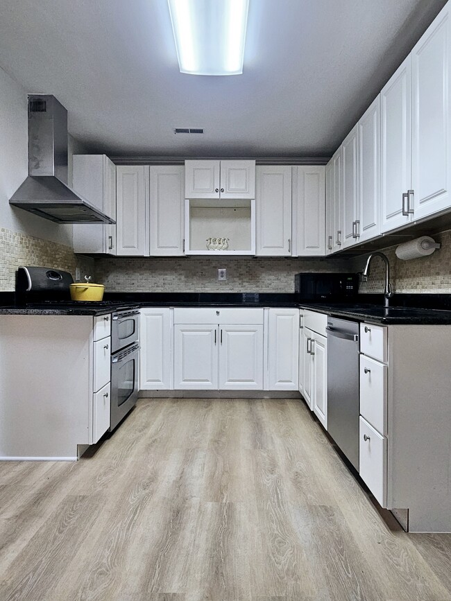 Kitchen - 103 Park Ave