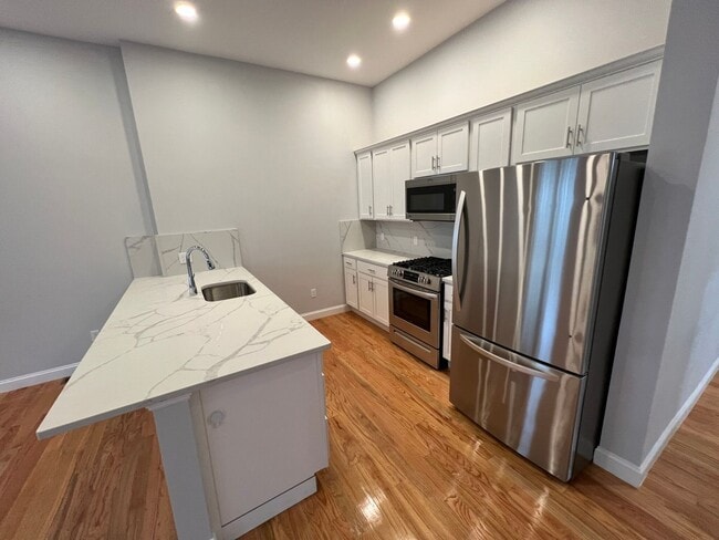 Building Photo - Gorgeous Unit, In-Unit Washer and Dryer, C...