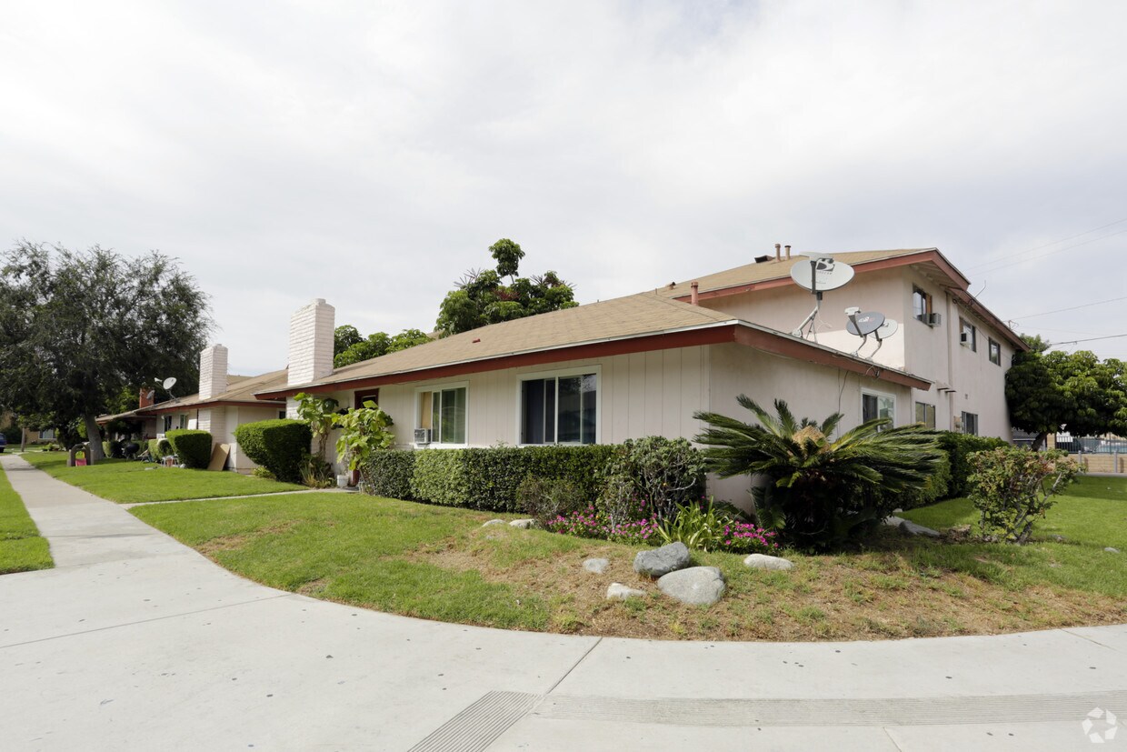 Primary Photo - 17061-17091 Altadena Dr