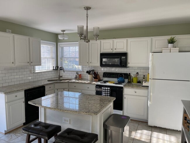 Building Photo - Spacious 3-Bedroom in Prime Glen Allen Loc...