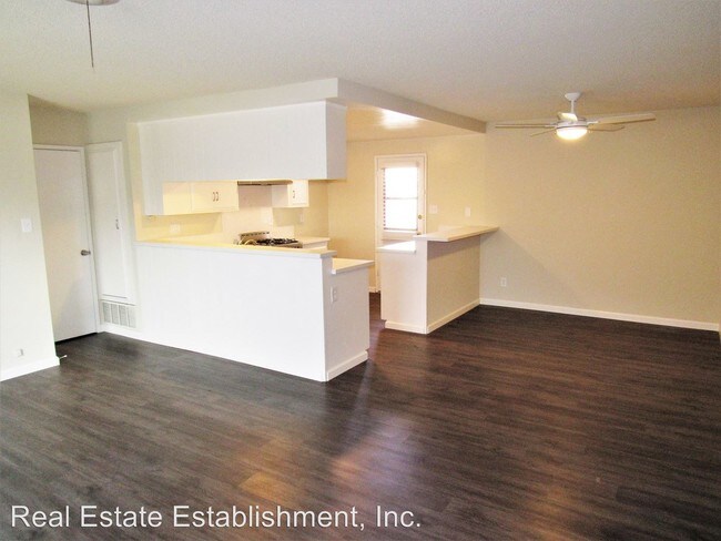 Building Photo - 1541 E Walnut Ave
