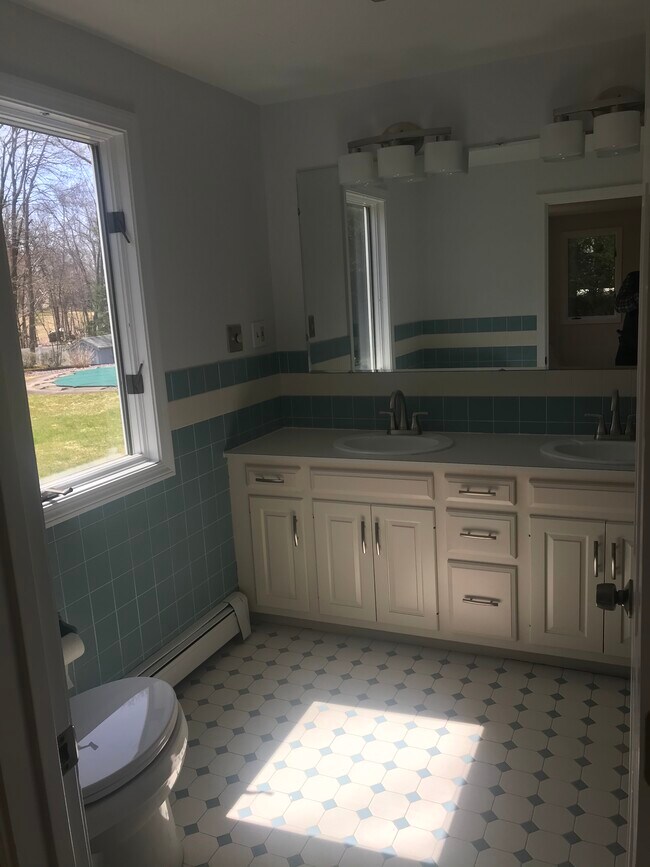 Master bath - 40 Countryside Ln