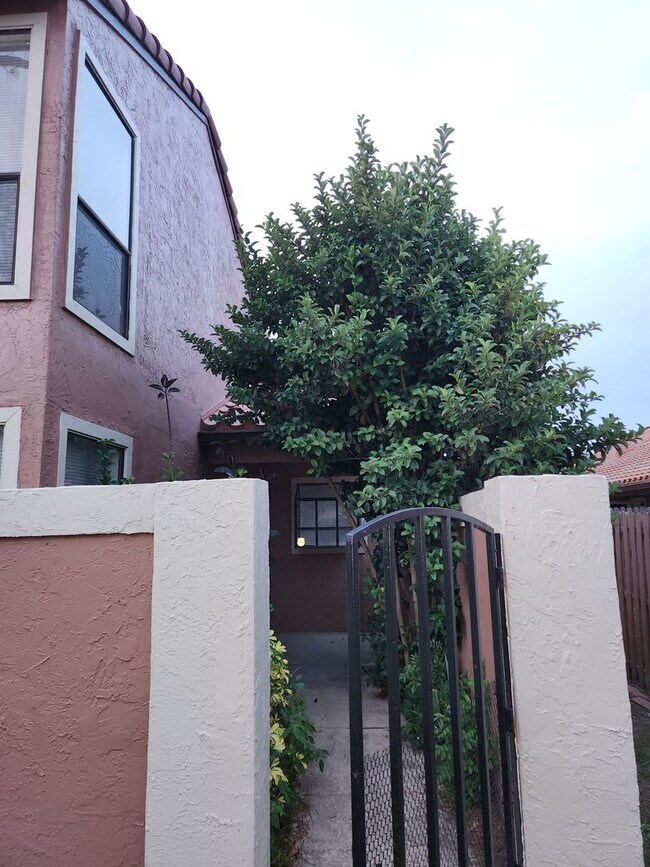 Foto del edificio - Stunning 2 bedroom, 2 bath Townhouse