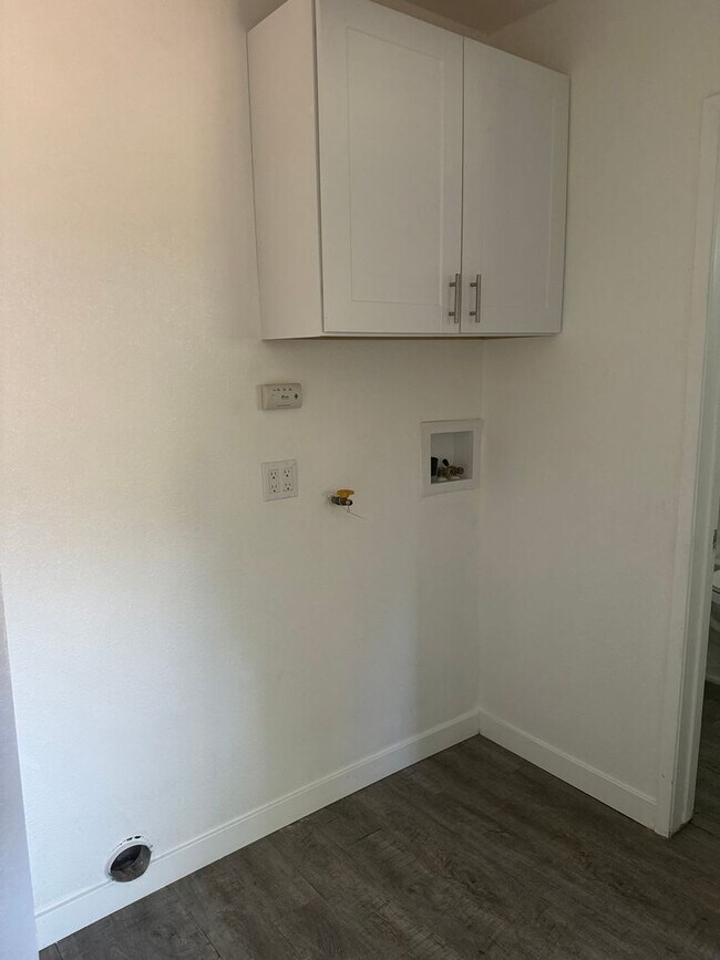 Building Photo - Available NOW! Quick Move In.