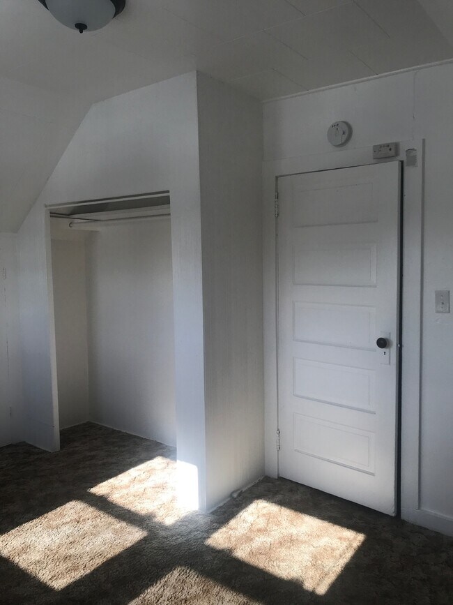 Foto del edificio - 1 Bedroom, 1 Bathroom Upstairs Apartment -...