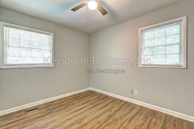 Foto del edificio - 2475 Groveland Cir N