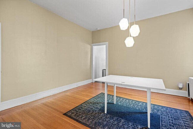 Foto del edificio - 1228 W 37th St