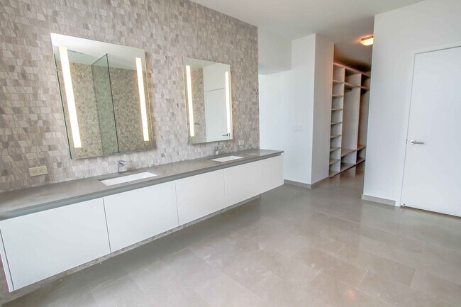 Foto del edificio - 88 SW 7th St