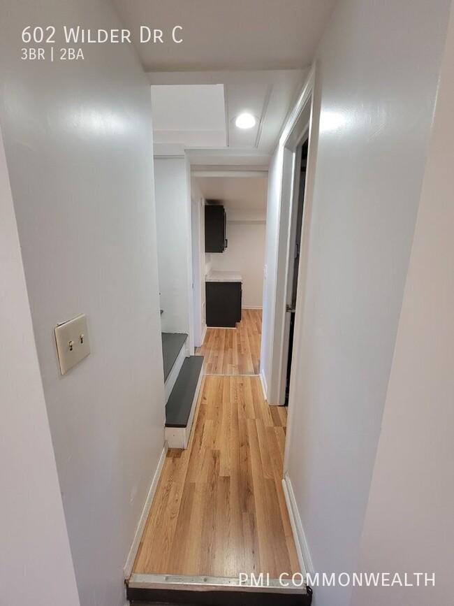 Building Photo - 3 Bed / 2 Bath Apartment (Available 4/10/25)