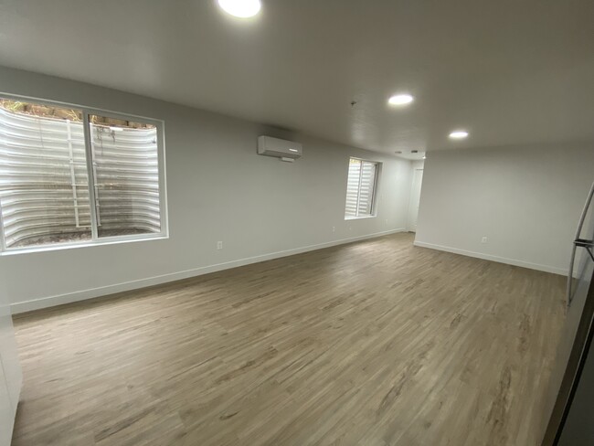Building Photo - 404 E 5600 S
