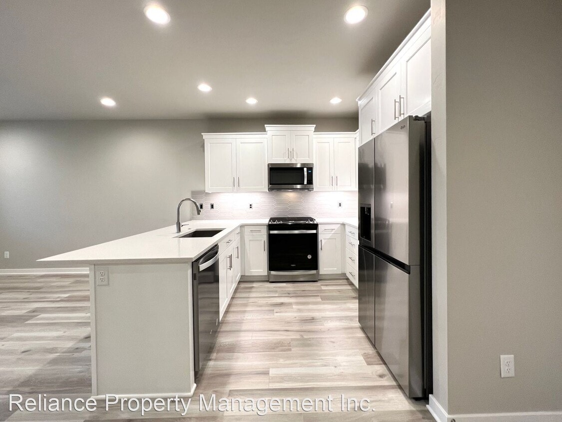 3 br, 2.5 bath House 4172 SE Century Blvd. House Rental in