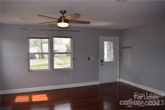 Foto del edificio - 1221 Meadow Ln