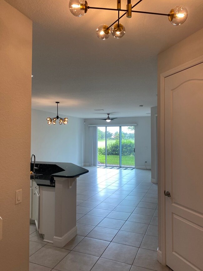 Foto del edificio - Stunning 4 Bed 3.5 Bath Townhome in Gated ...