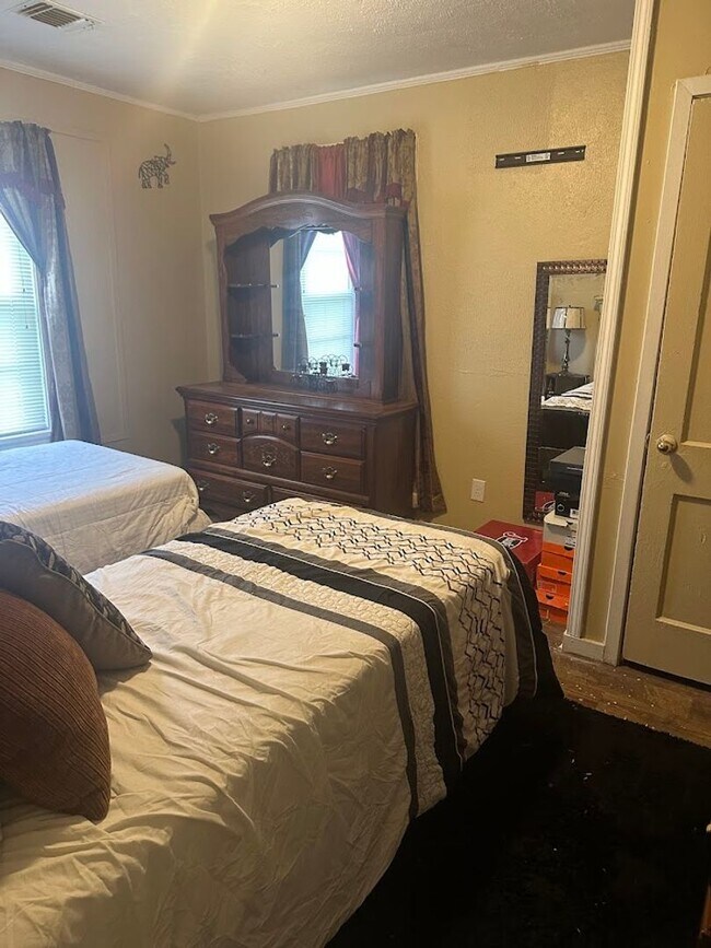 Foto del edificio - Refurbished - 3 bdrm 1.5 bath