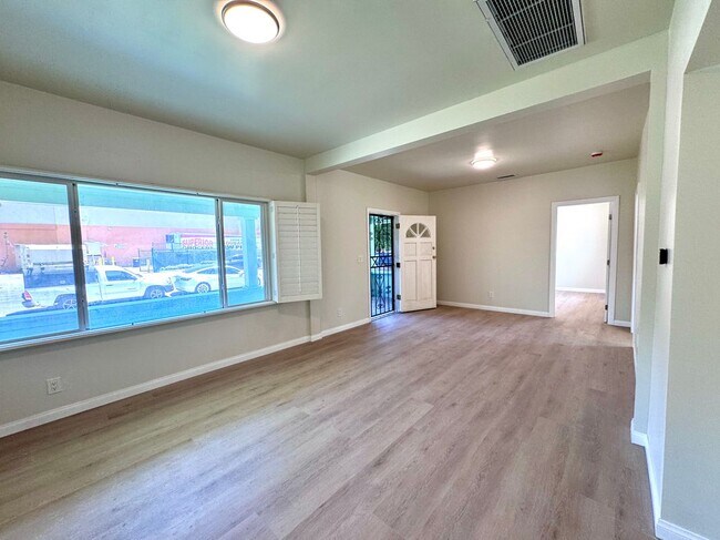 Foto del edificio - 319 N Rowan Ave