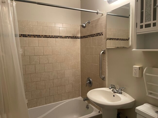 Building Photo - 2026 Melba Pl