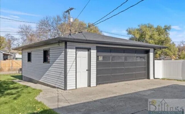 Building Photo - Fully Furnished 4 Bed, 2 Bath Home | West ...