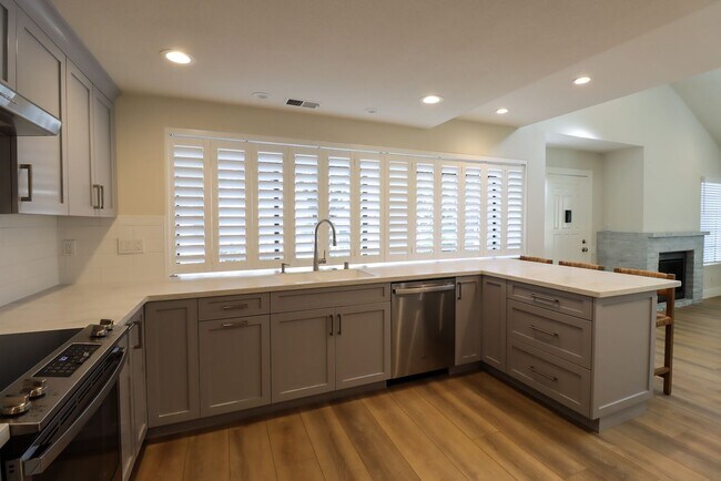Foto del edificio - FULLY RENOVATED 3 BEDROOM, 2 BATHROOM TOWN...