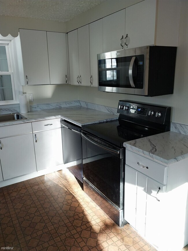 Building Photo - 3 br, 2.5 bath House - 902 Plymouth Street