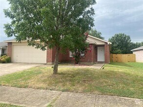 Building Photo - 2224 Maple Dr