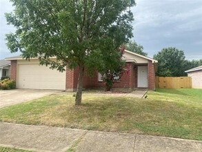 Building Photo - 2224 Maple Dr