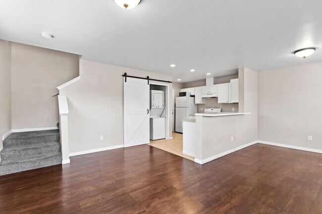 Building Photo - Spacious 2-Bedroom Duplex Near Tacoma Mall...