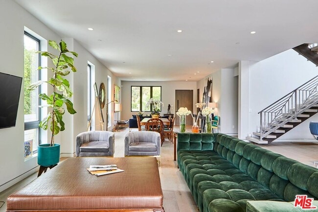 Foto del edificio - 1724 N Sierra Bonita Ave