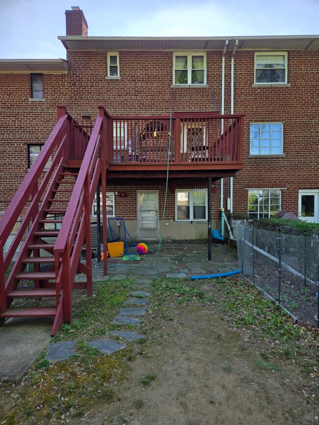 Foto del edificio - 552 Manor Ridge Rd