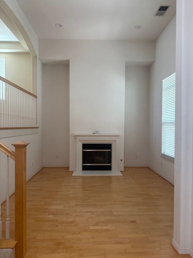 Building Photo - 2889 Plaza del Amo