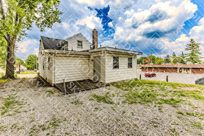 Building Photo - 815 W Memorial Dr