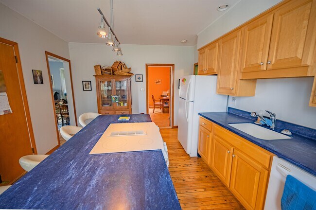 Cocina - 18 Eastern Ave