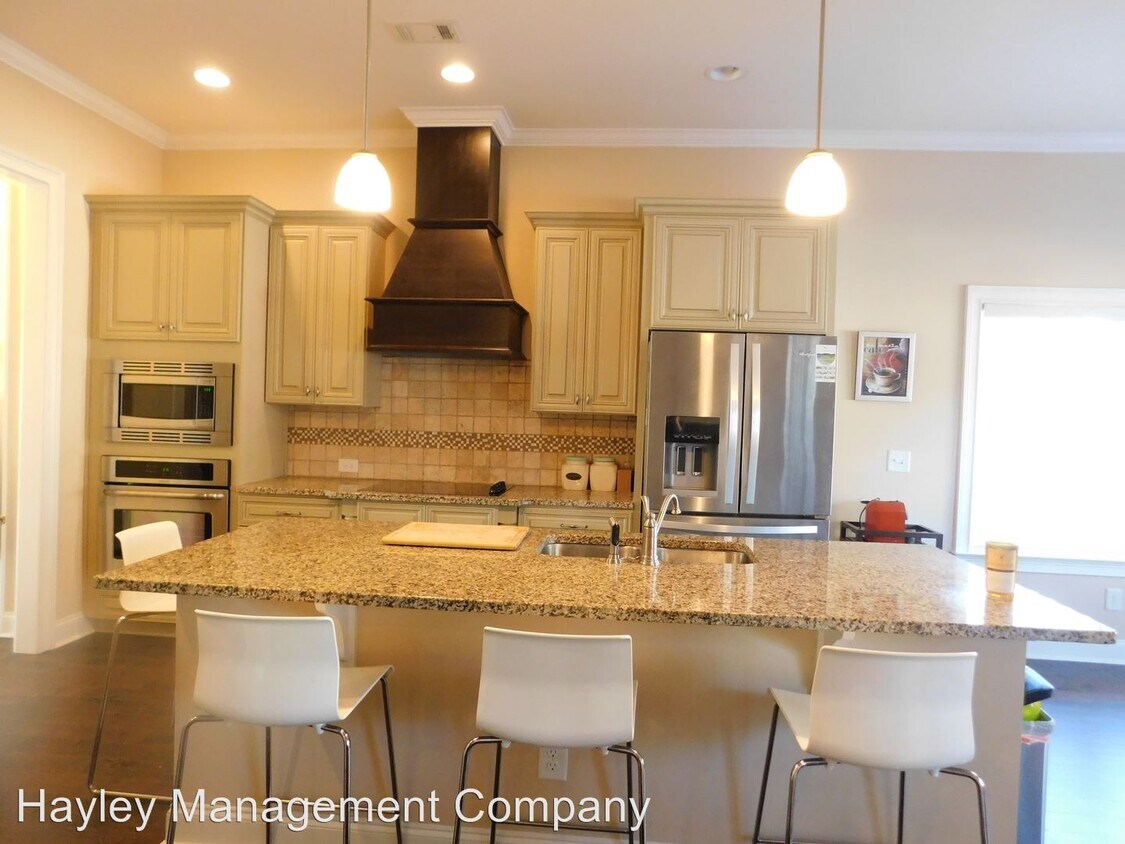 Building Photo - 4 br, 3.5 bath House - 2646 Salford Street