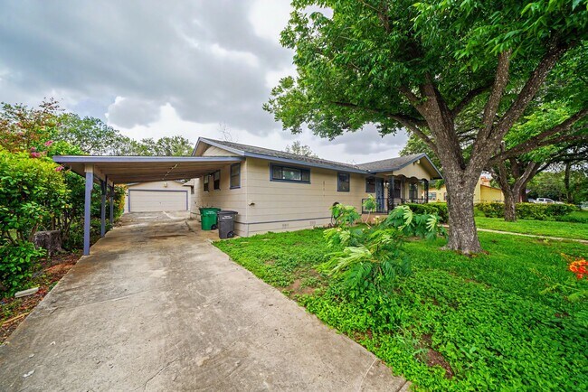 Building Photo - Classic Northeast San Antonio Gem with Two Living Areas - Realtor Commission: $500