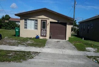 Building Photo - 2521 NW 15th Ct