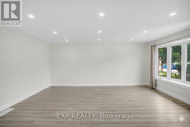 Building Photo - 270 Highview Crescent