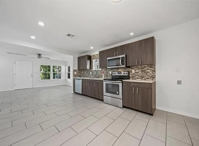 Building Photo - 2 Bed | 1 Bath in Midtown Tulsa!