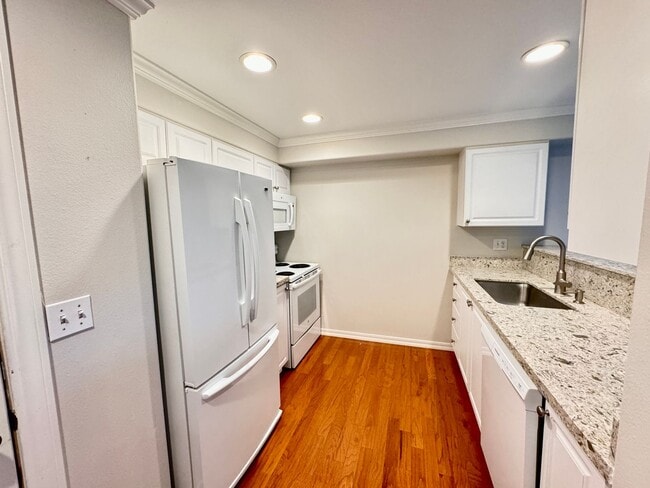 Building Photo - Monroe Condo!!!!