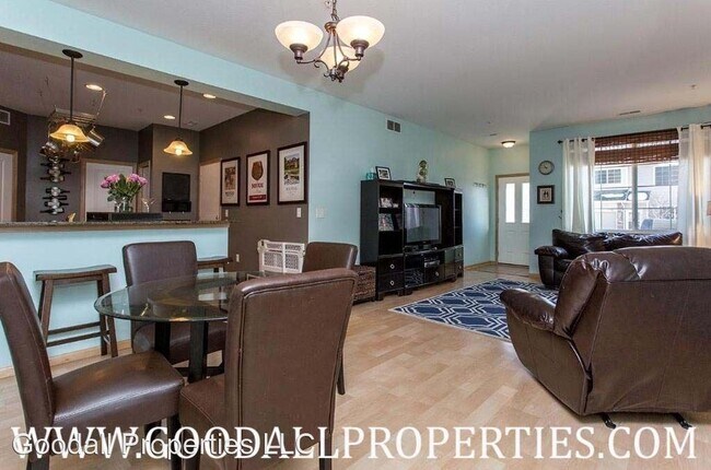Building Photo - 3 br, 2.5 bath House - 556 Villa Court
