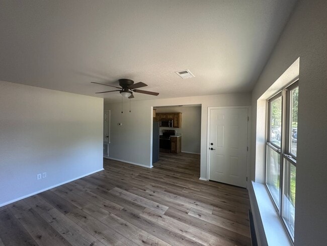 Building Photo - 909 N El Paso Ave