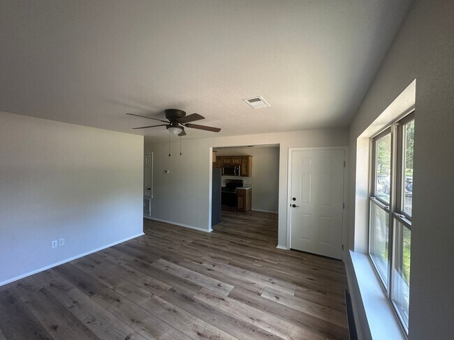 Building Photo - 909 N El Paso Ave