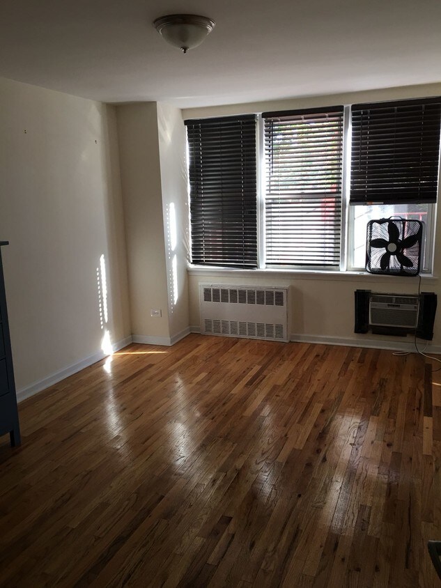 Primary Photo - 465 E 7th St
