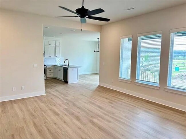 Building Photo - 941 Round Top St